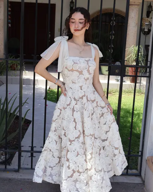 Vestido midi nude con flores