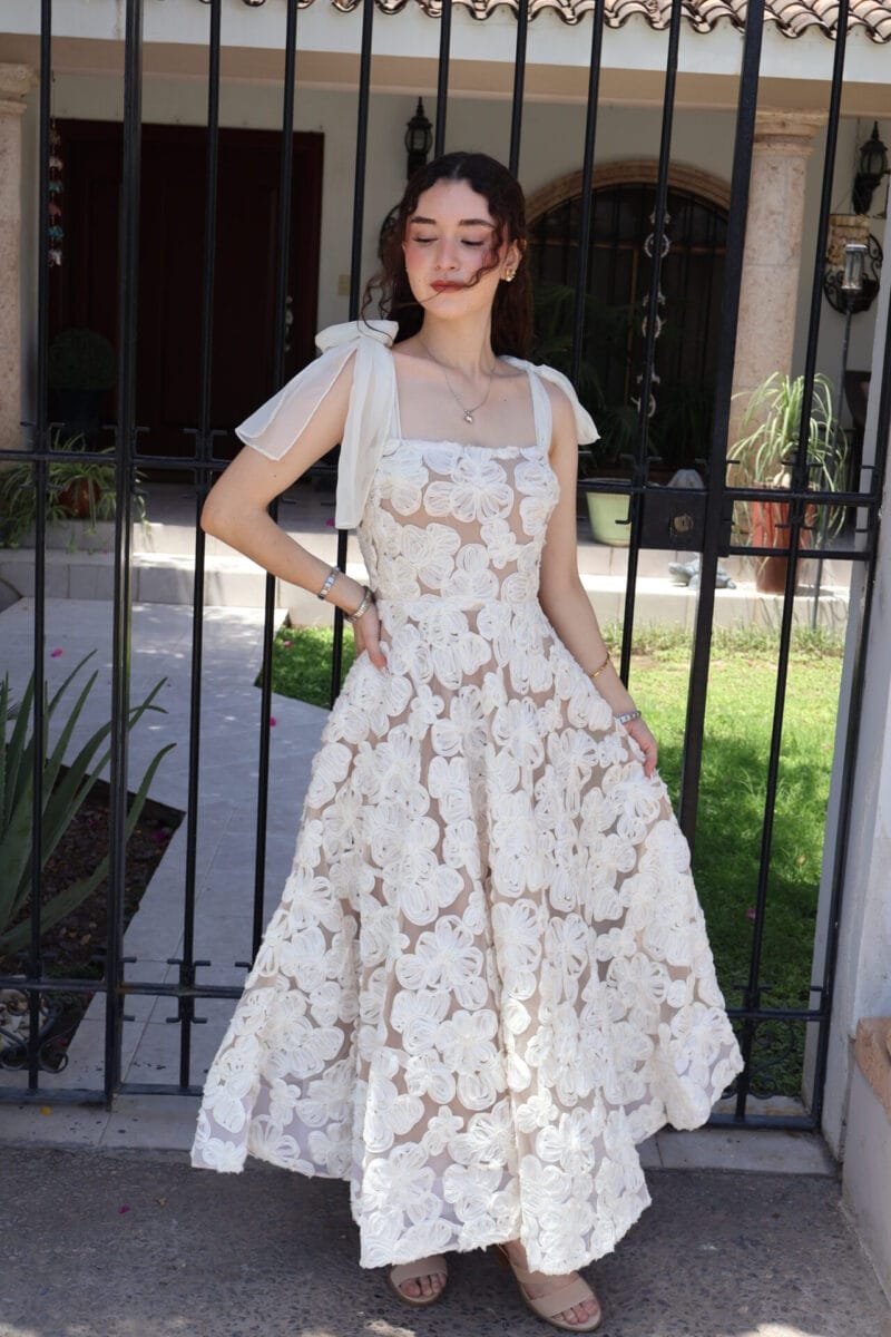 Vestido midi nude con flores