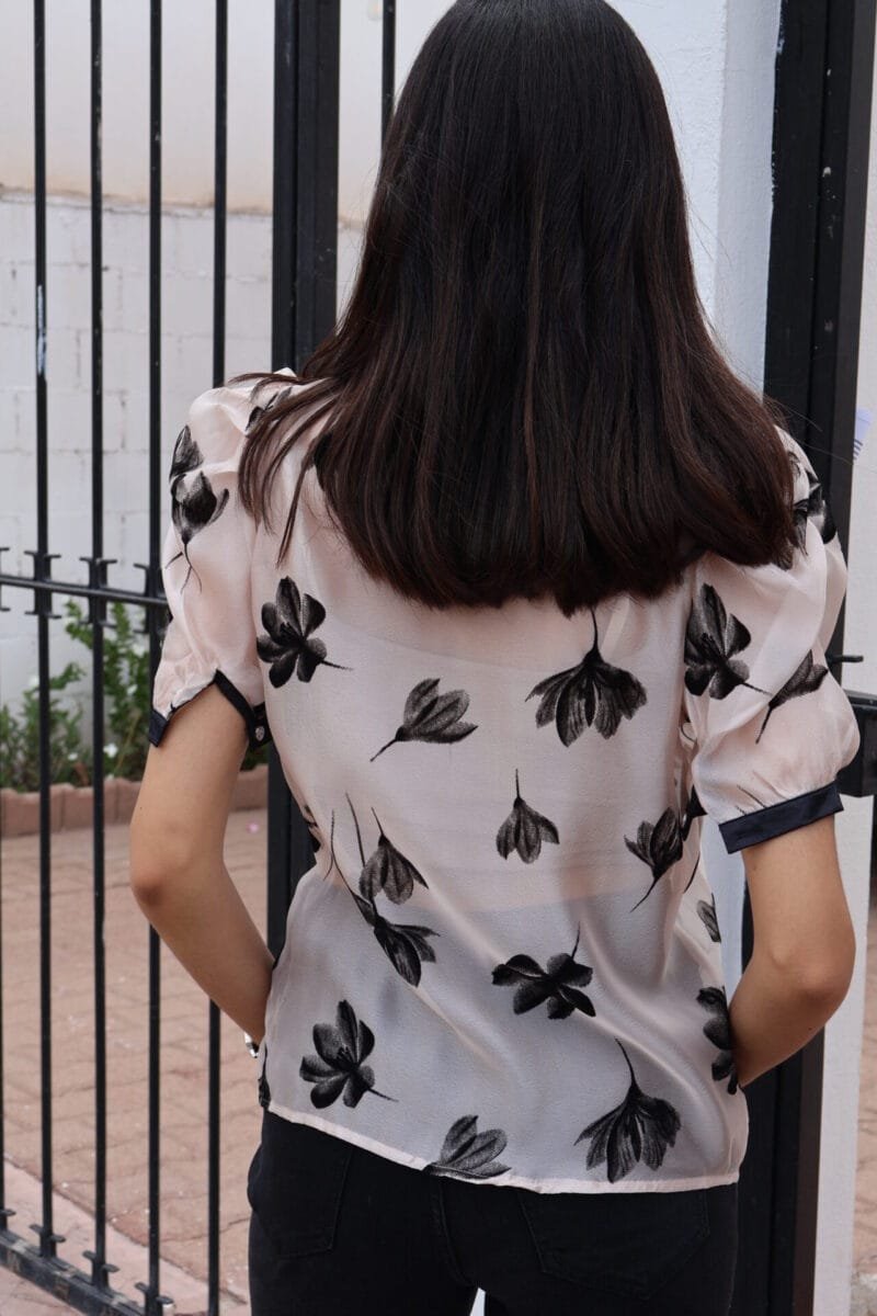 Blusa nude con estampado negro y detalles de piedras - Image 4