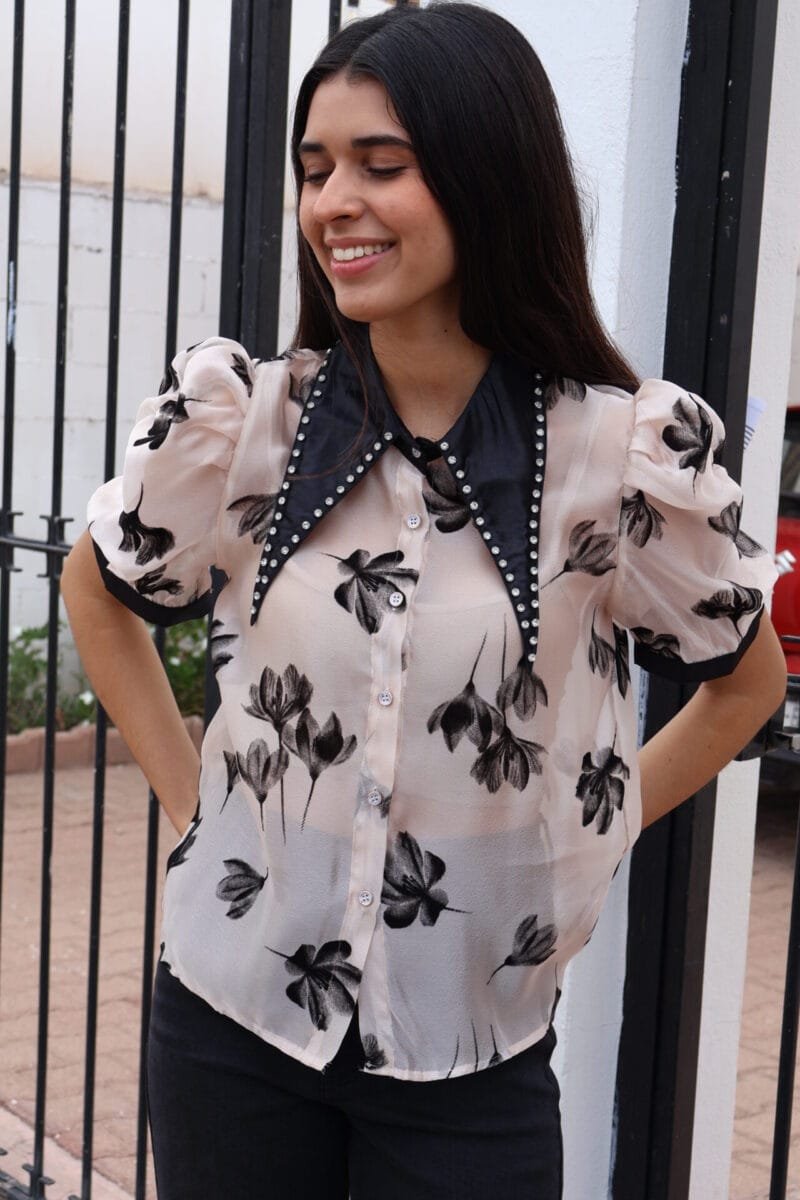 Blusa nude con estampado negro y detalles de piedras - Image 3