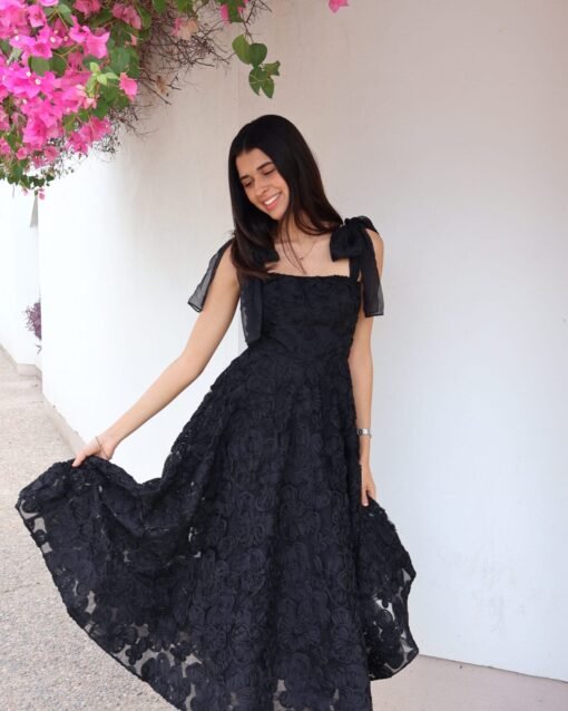 Vestido midi negro con flores