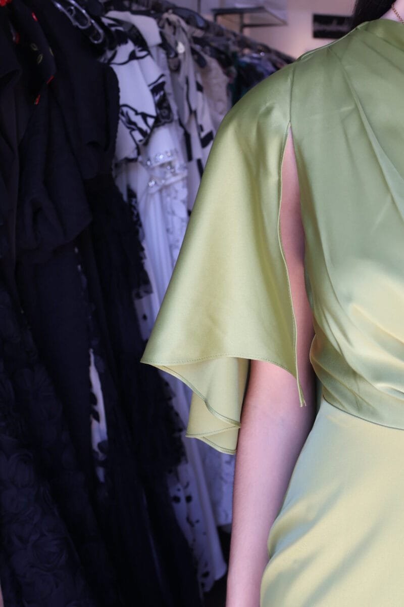 Vestido liso verde limón tipo satin - Image 3