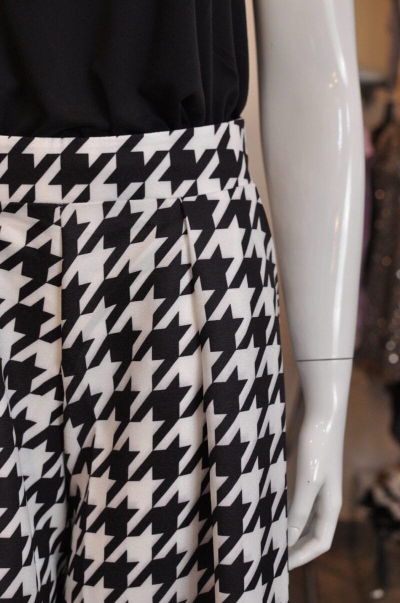 Pantalón estampado blanco con negro - Image 4