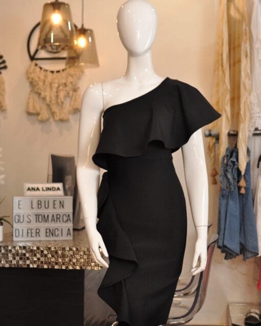 Vestido midi negro de un hombro