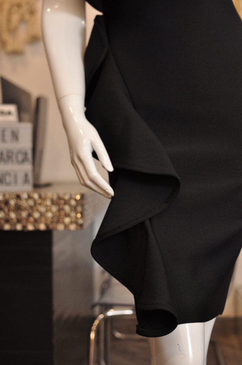 Vestido midi negro de un hombro - Image 4