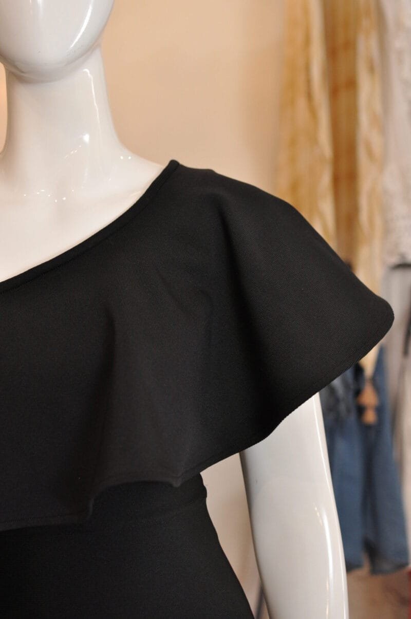 Vestido midi negro de un hombro - Image 3