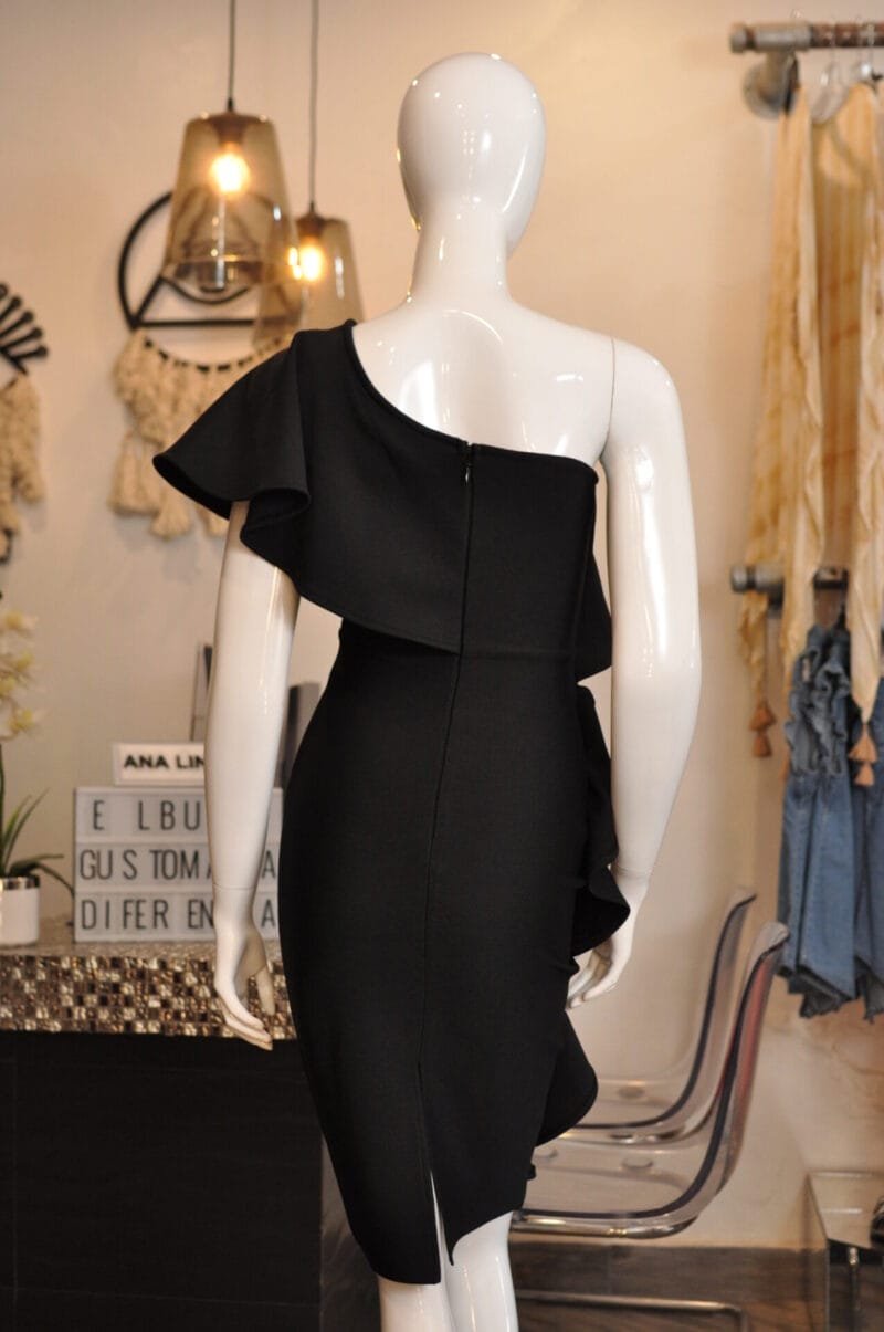 Vestido midi negro de un hombro - Image 2