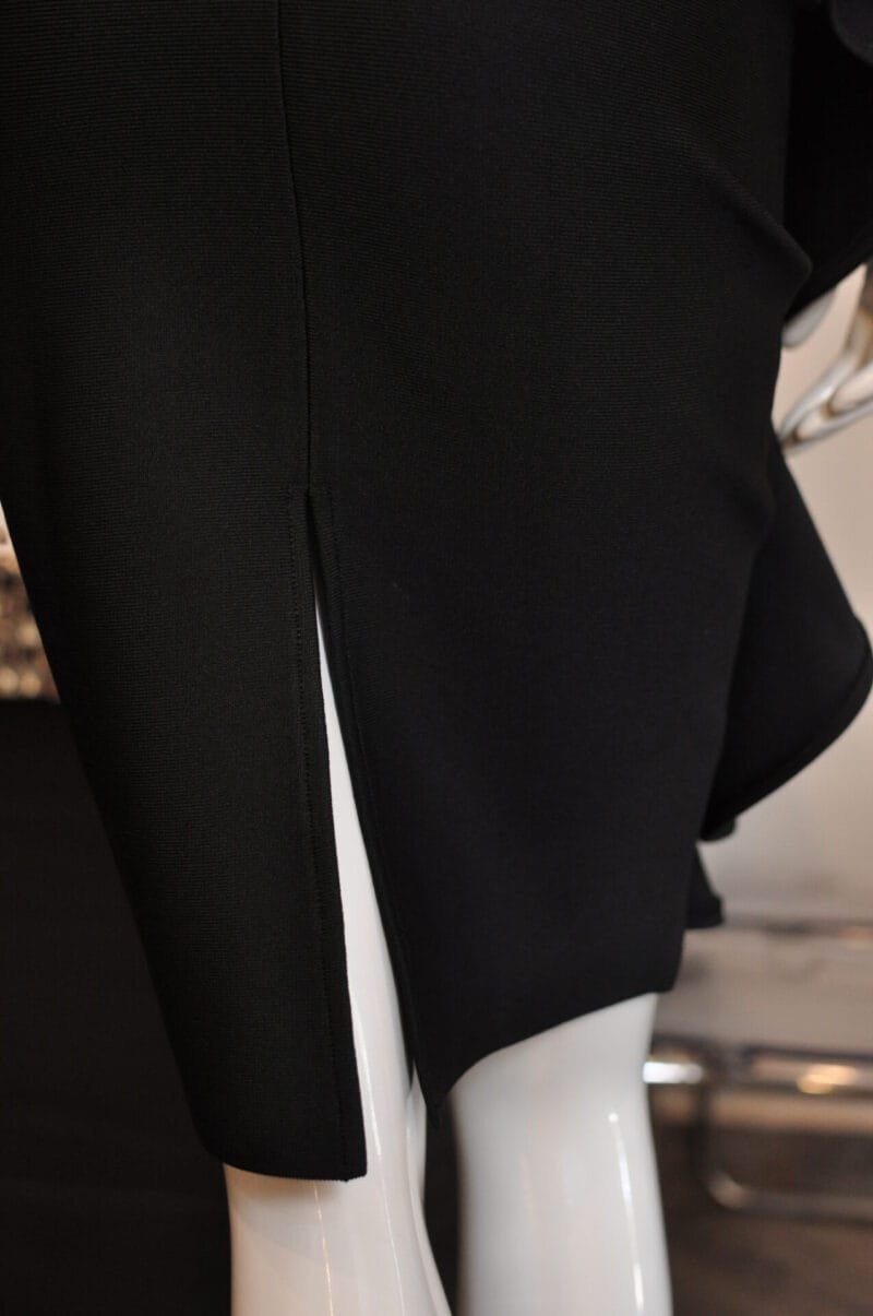 Vestido midi negro de un hombro - Image 5