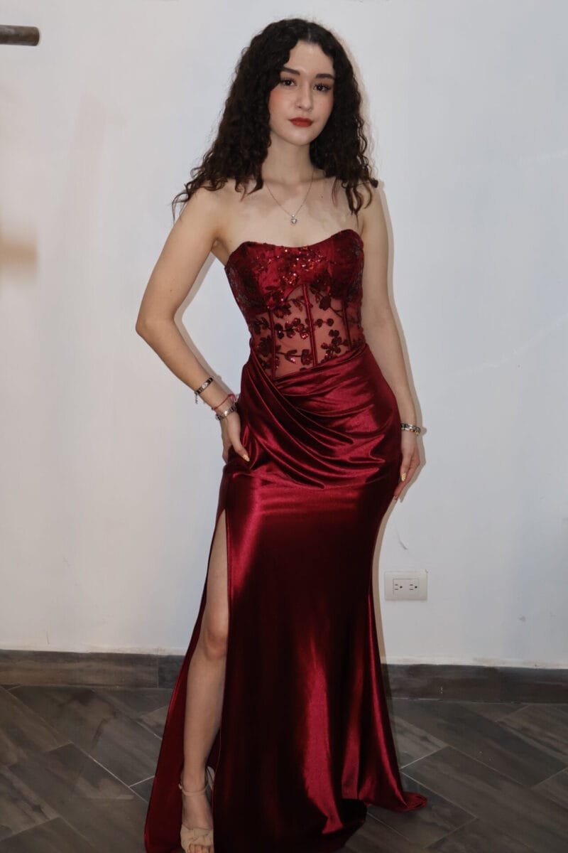 Vestido guinda con detalles de lentejuela en corset - Image 2
