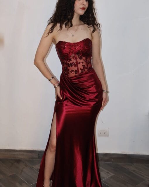 Vestido guinda con detalles de lentejuela en corset