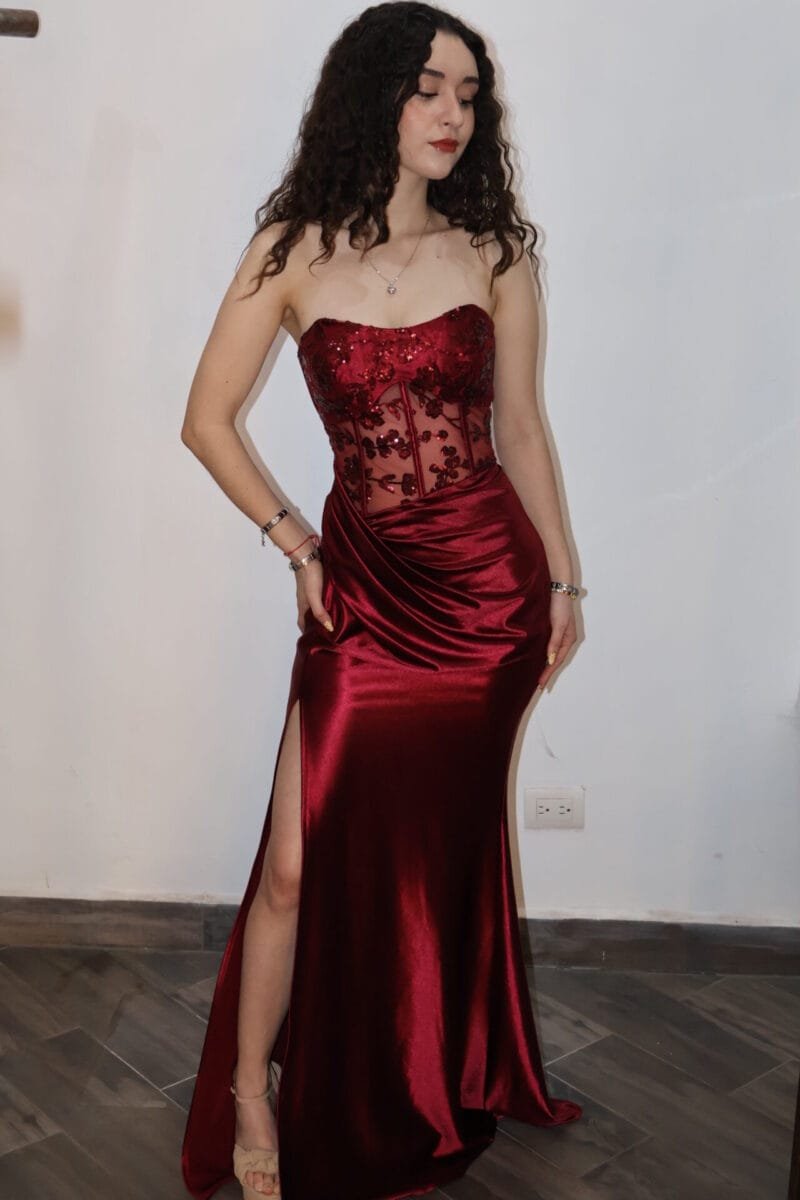 Vestido guinda con detalles de lentejuela en corset