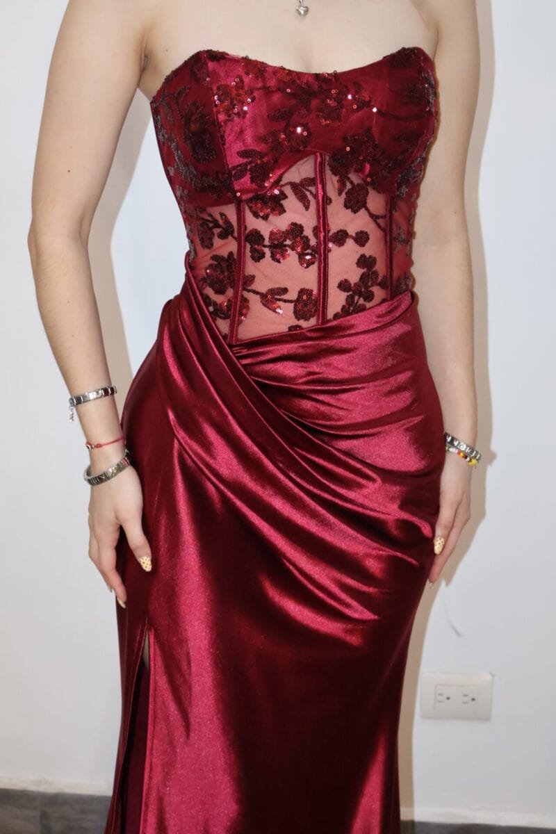 Vestido guinda con detalles de lentejuela en corset - Image 3