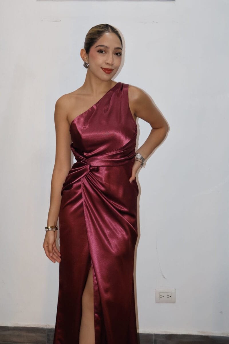 Vestido liso de un hombro rosa metálico
