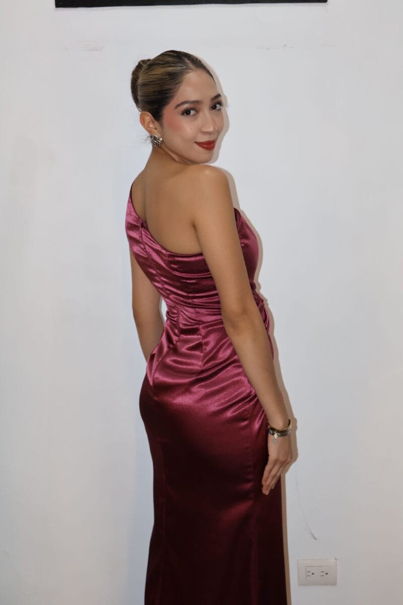 Vestido liso de un hombro rosa metálico - Image 4