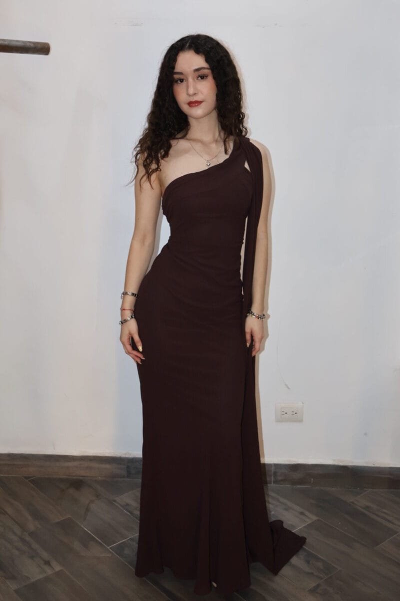 Vestido liso café de un hombro - Image 2