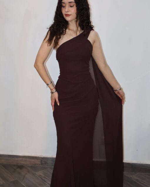 Vestido liso café de un hombro