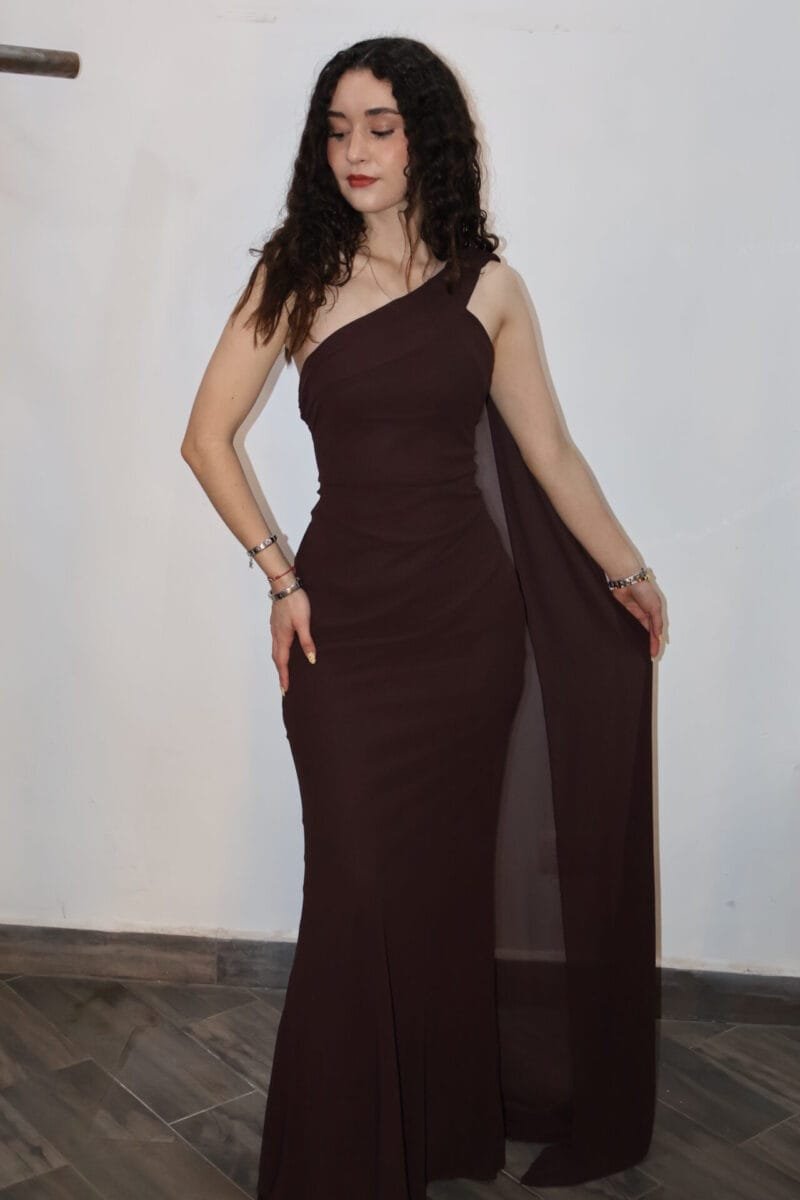 Vestido liso café de un hombro