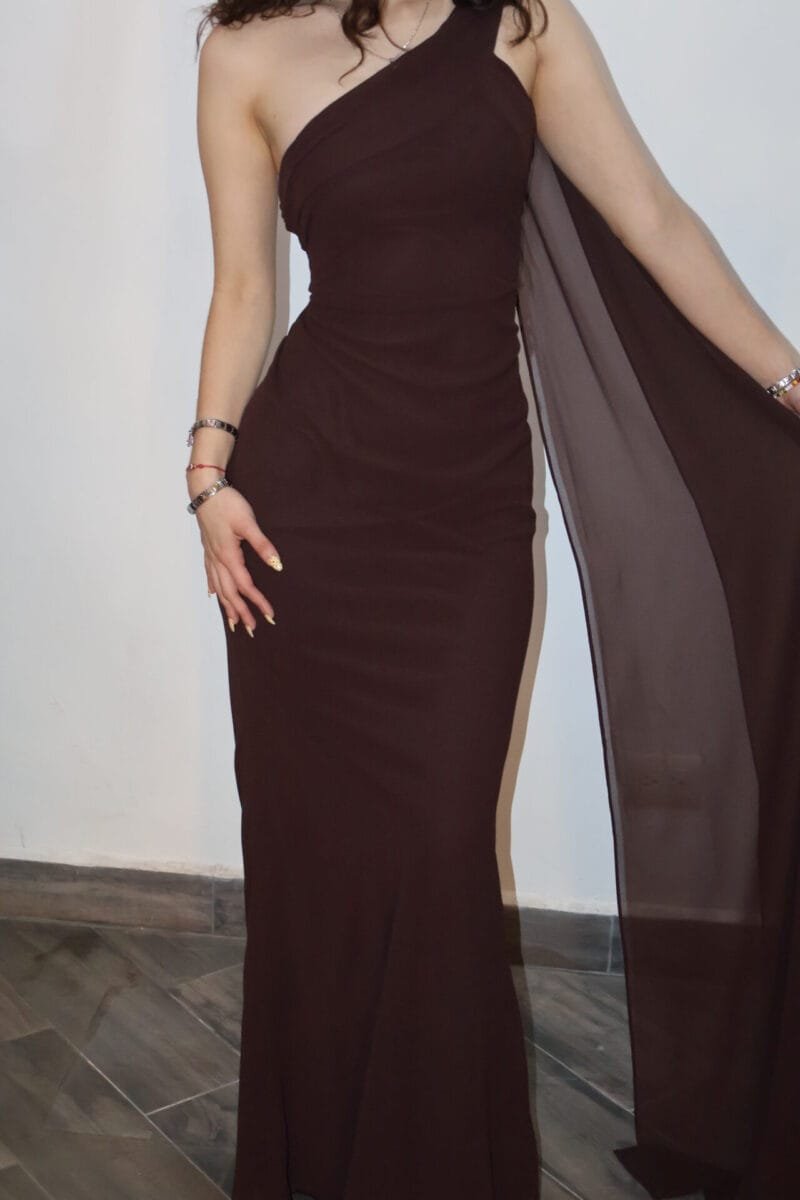 Vestido liso café de un hombro - Image 3