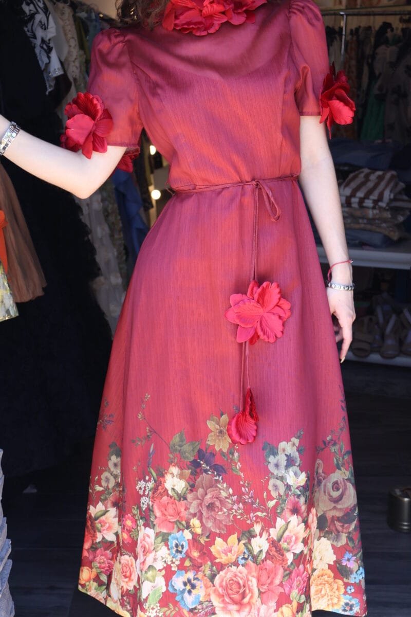 Vestido guinda estampado floral con detalles - Image 2