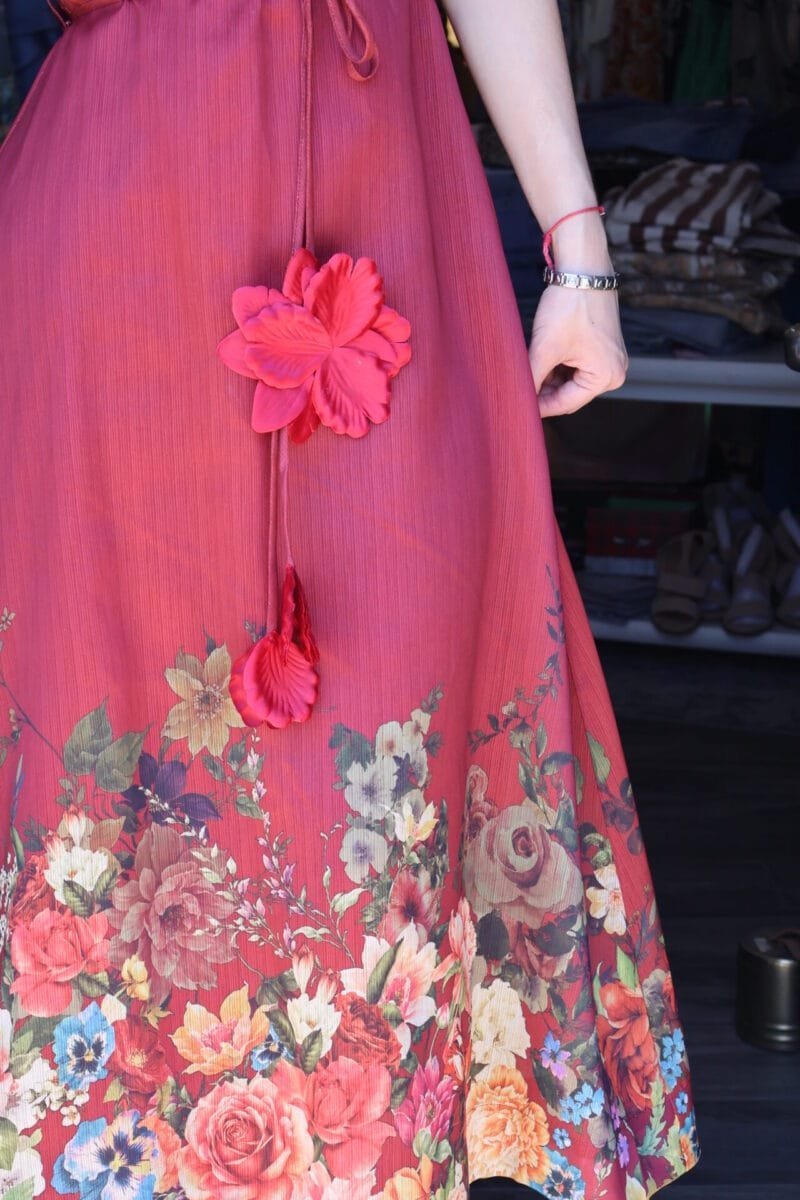 Vestido guinda estampado floral con detalles - Image 4