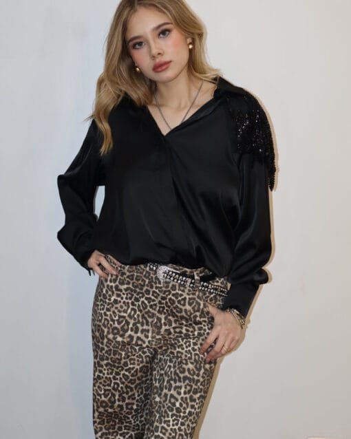 Camisa negra con bordado
