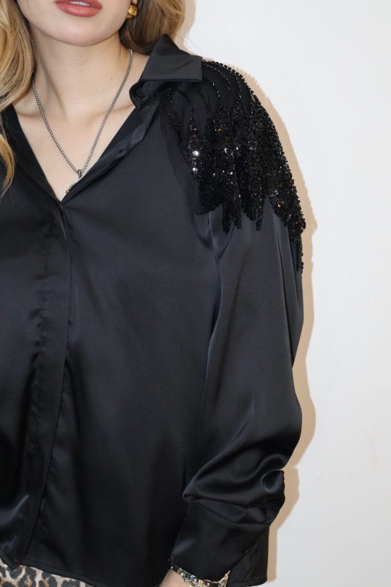 Camisa negra con bordado - Image 3