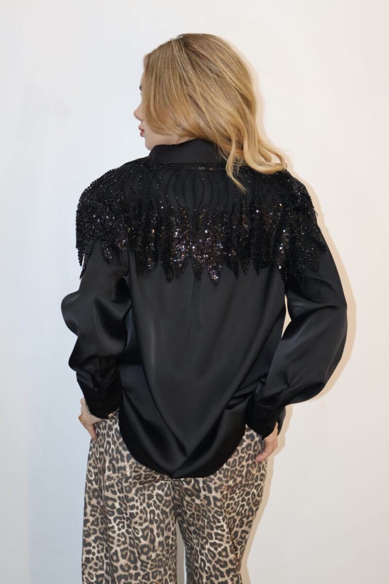 Camisa negra con bordado - Image 4