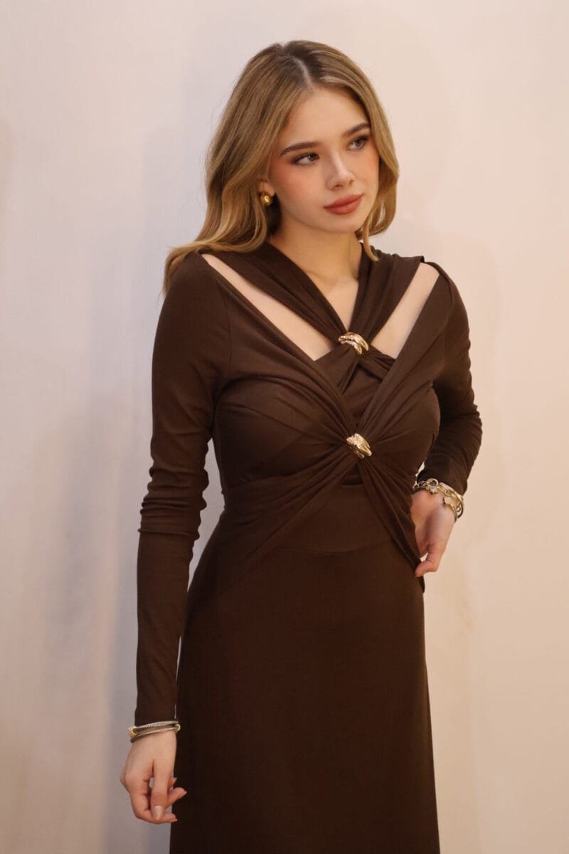 Vestido largo cafe con detalles dorados - Image 3
