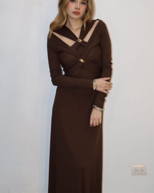 Vestido largo cafe con detalles dorados