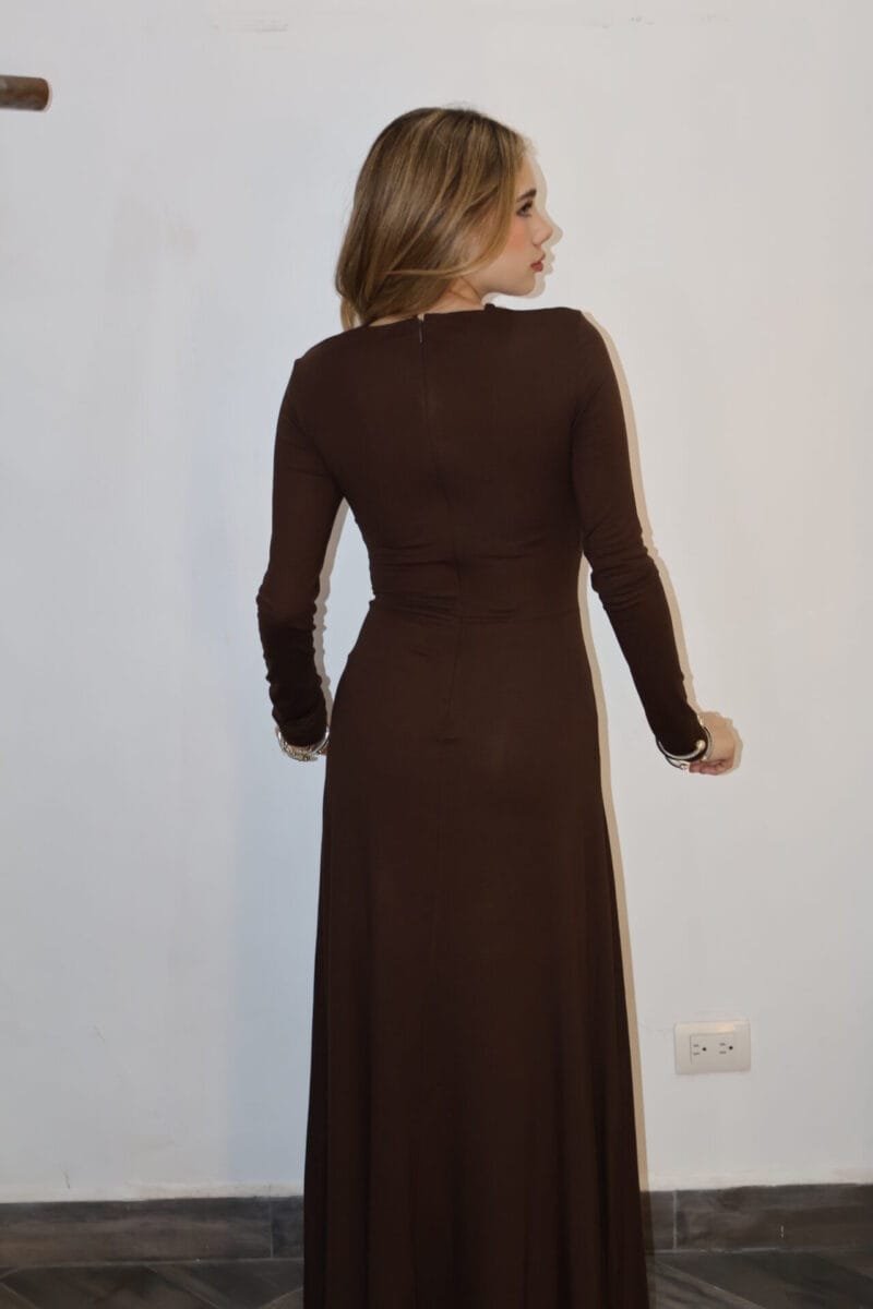 Vestido largo cafe con detalles dorados - Image 5