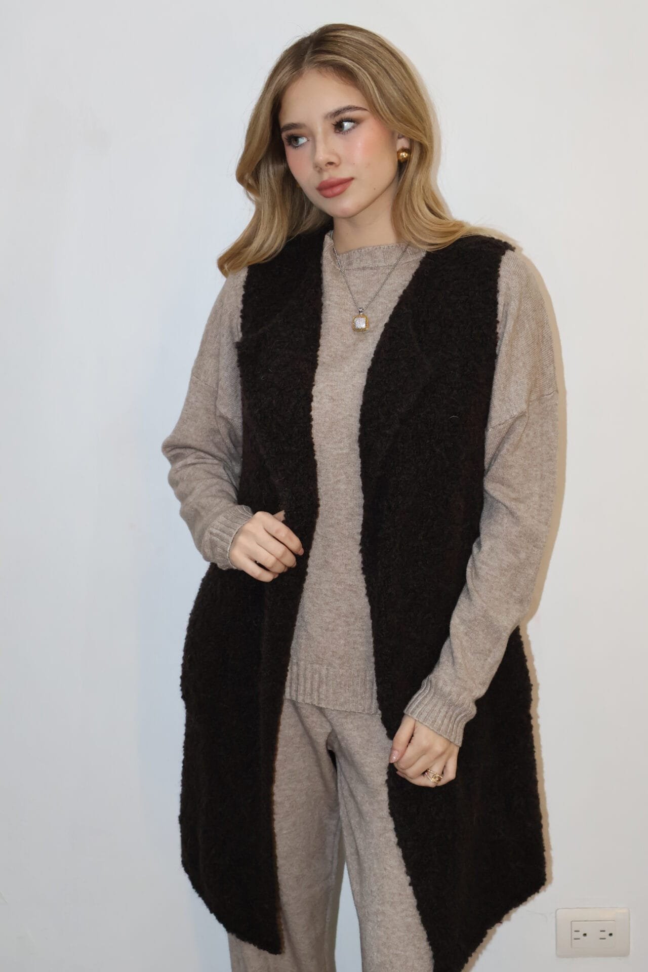 chaleco afelpado café oscuro