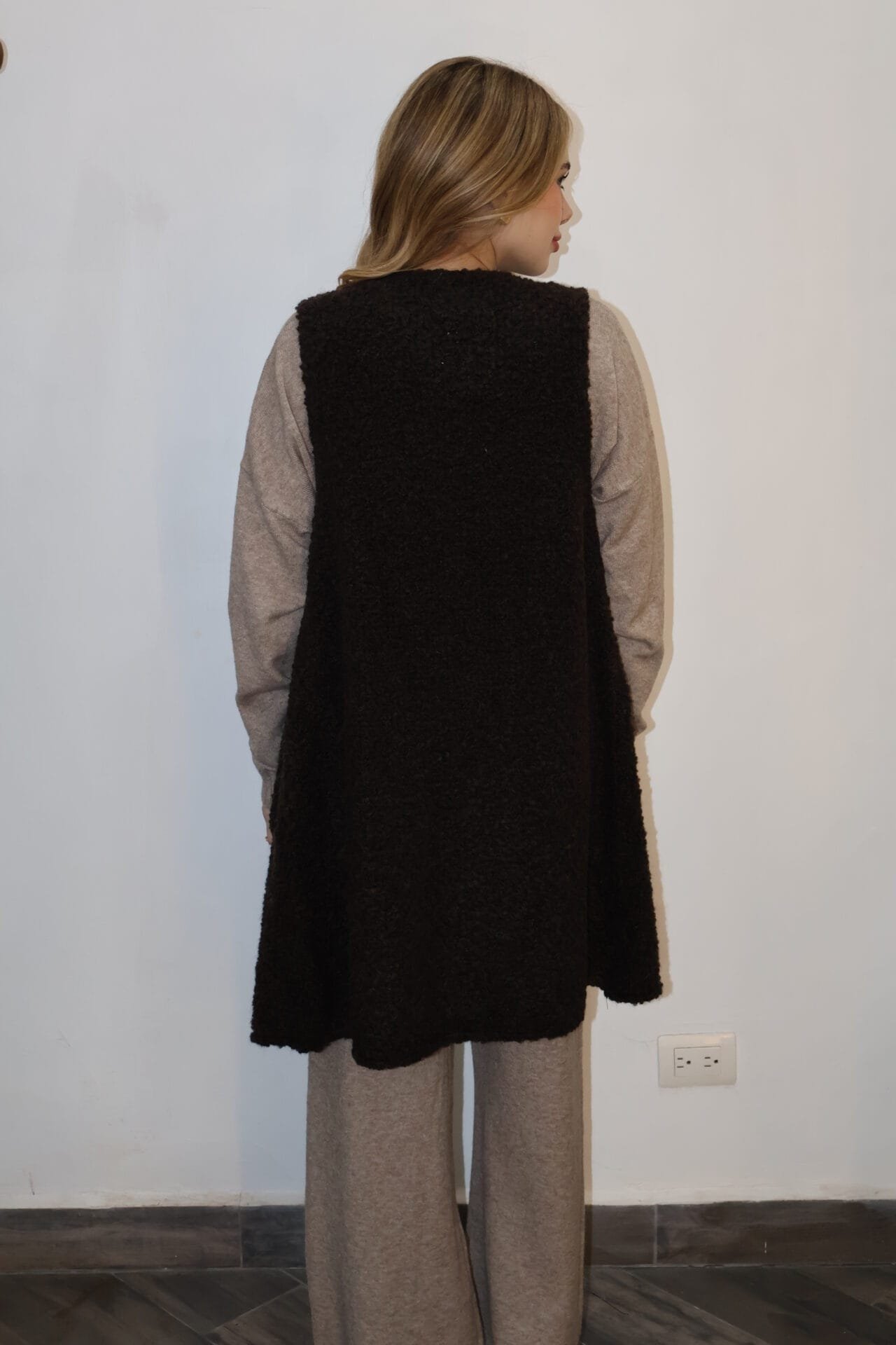 chaleco afelpado café oscuro - Image 6