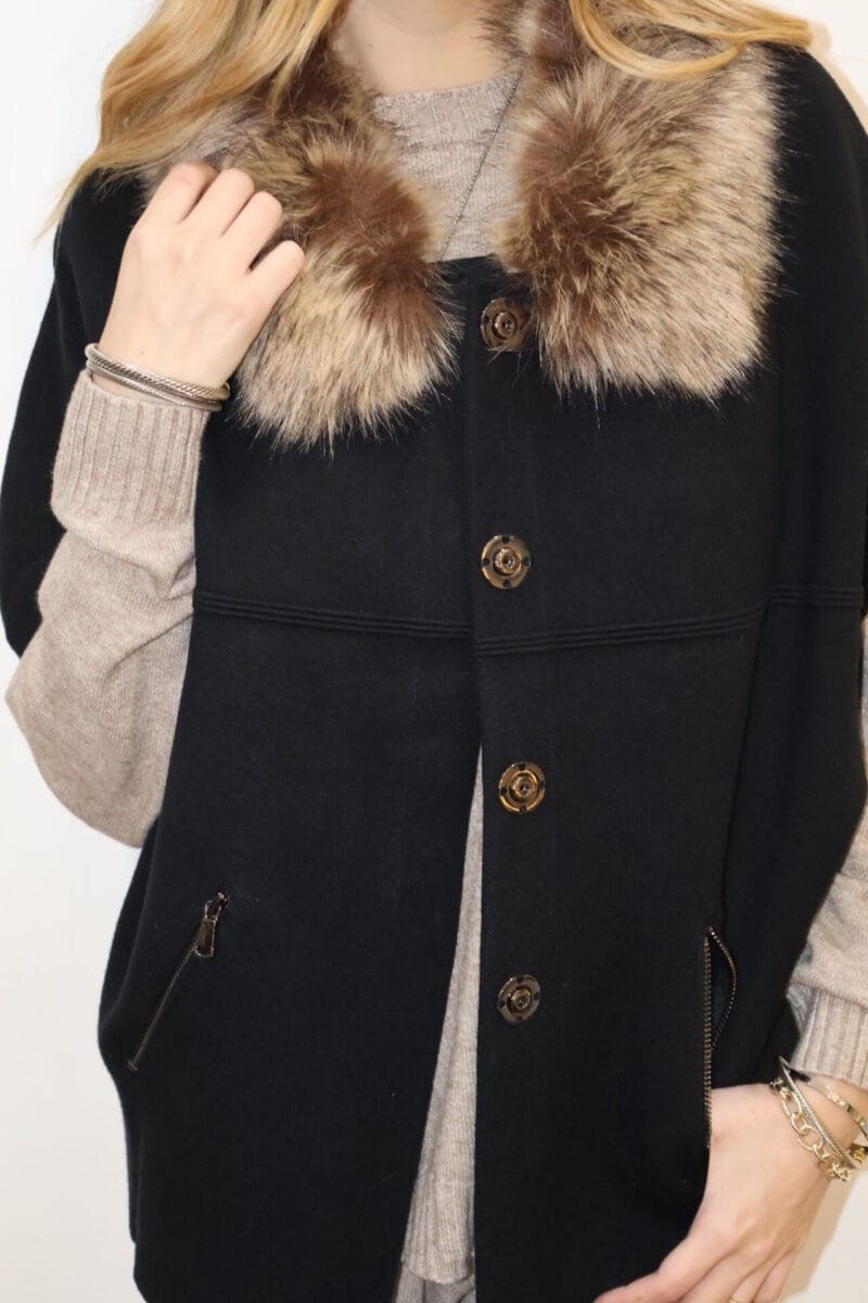 capa negra con cuello cafe - Image 3