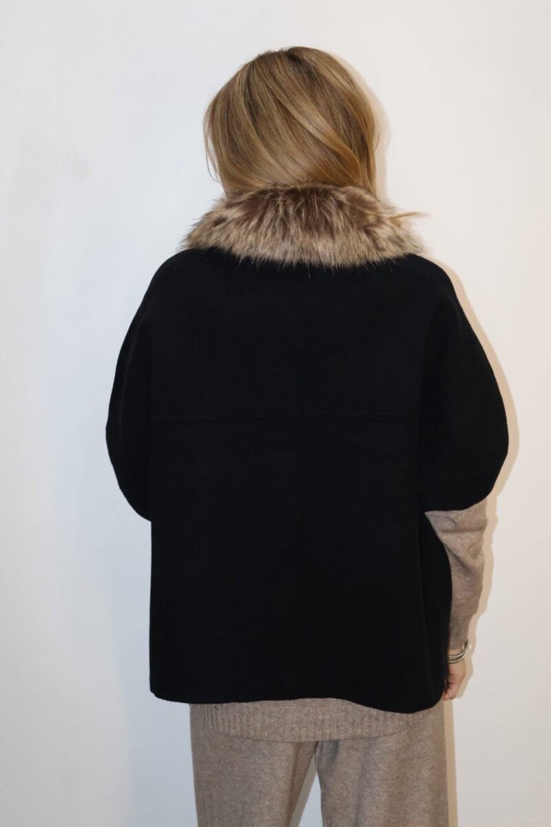 capa negra con cuello cafe - Image 5