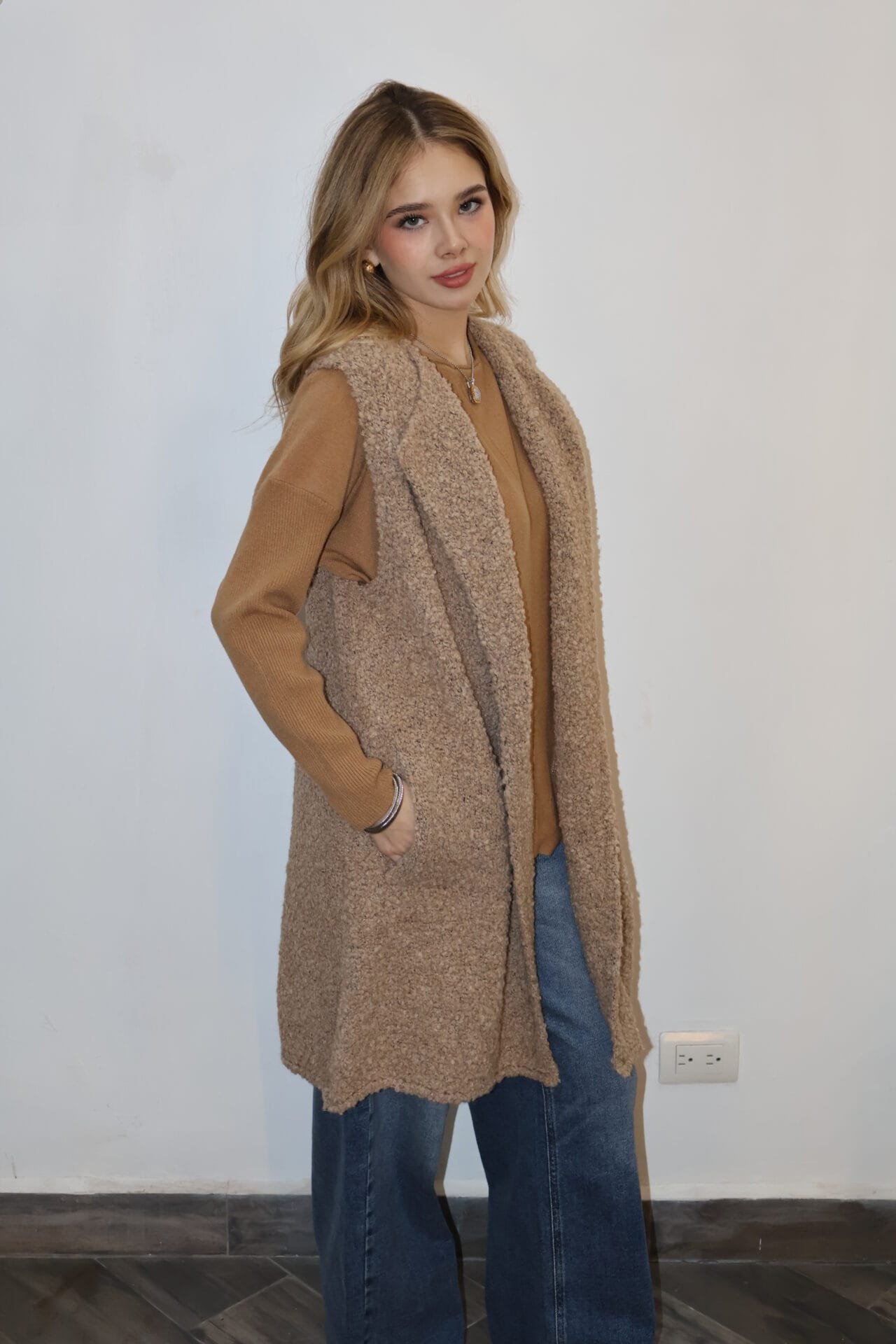 Chaleco afelpado camel - Image 3