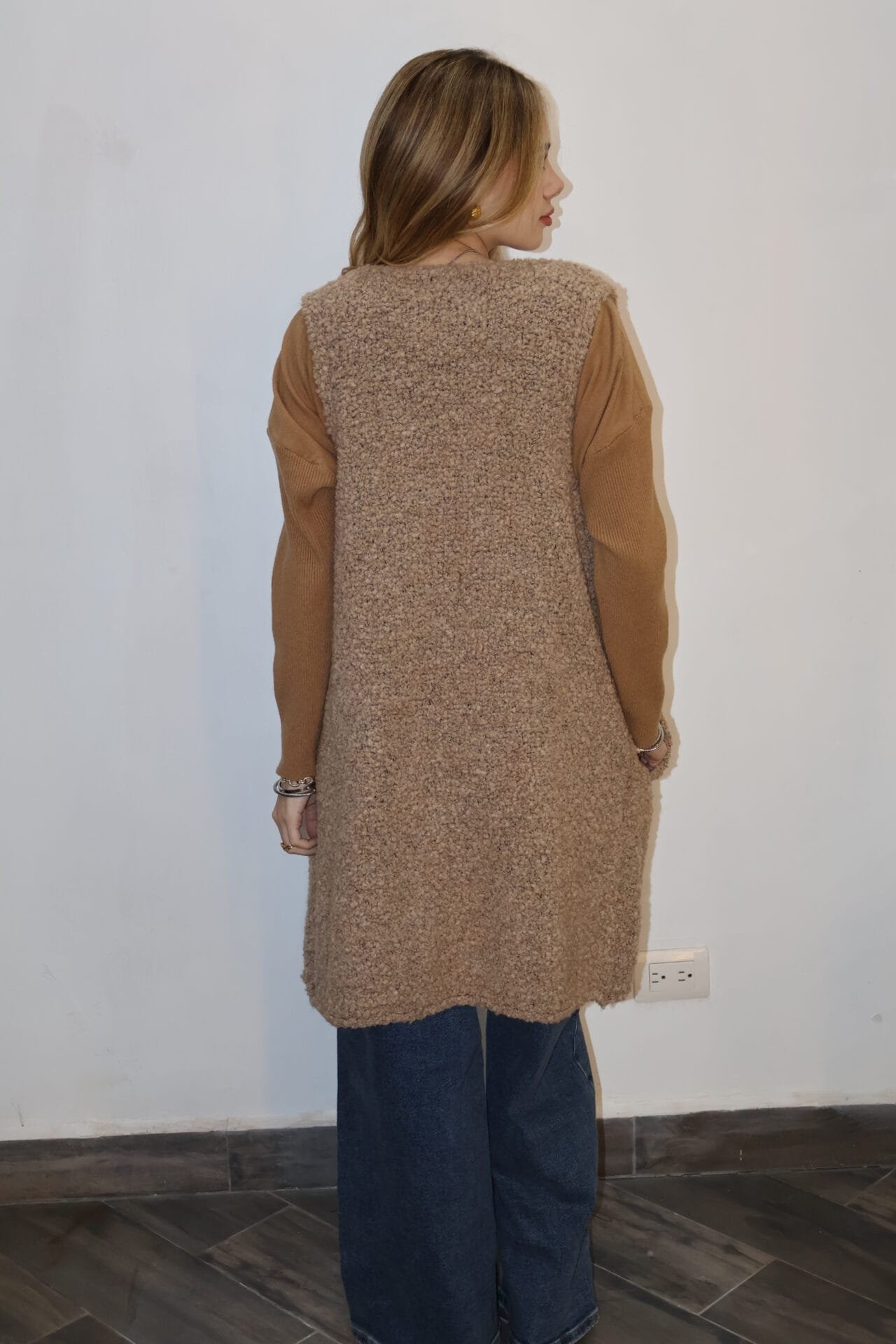 Chaleco afelpado camel - Image 4