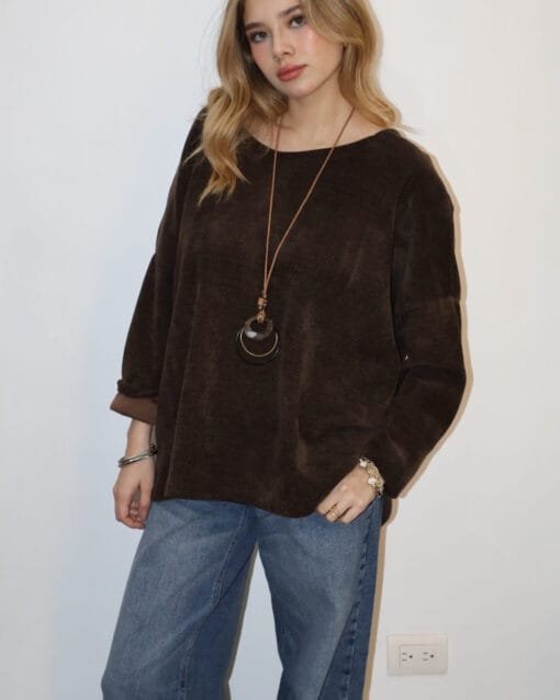 Blusa de pana cafe con collar