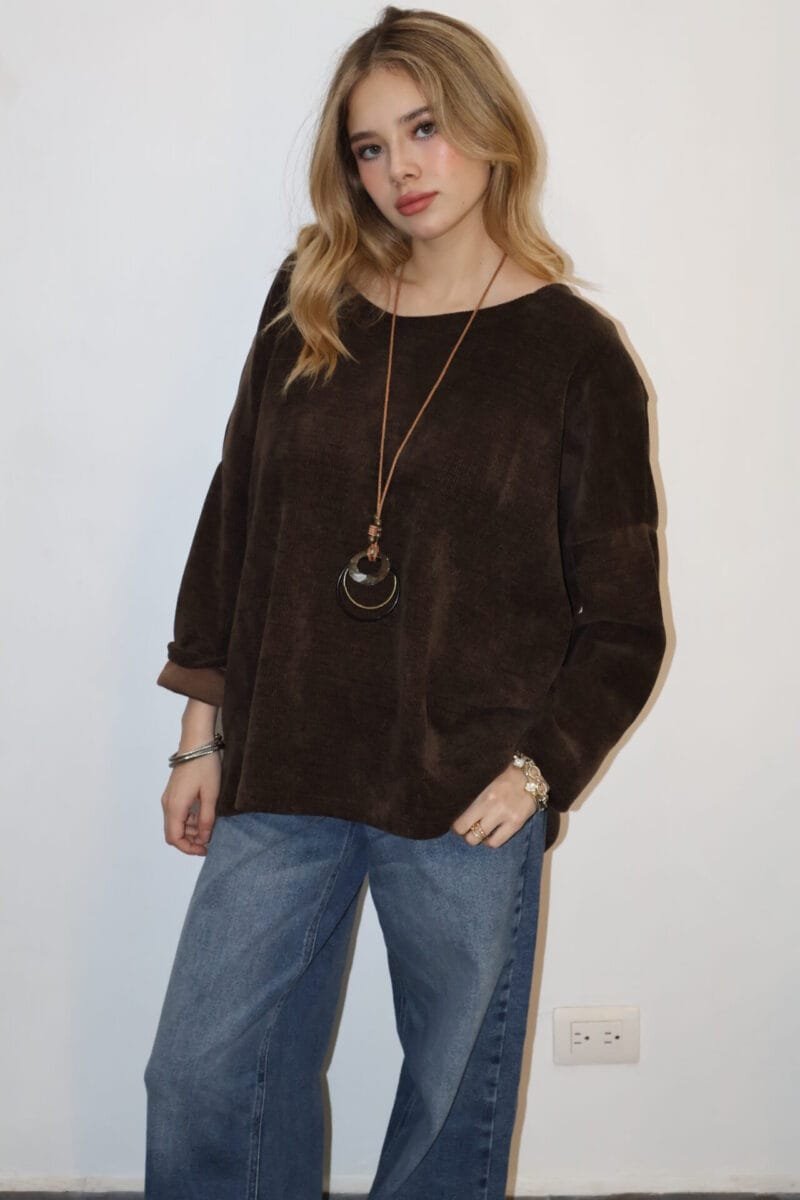 Blusa de pana cafe con collar