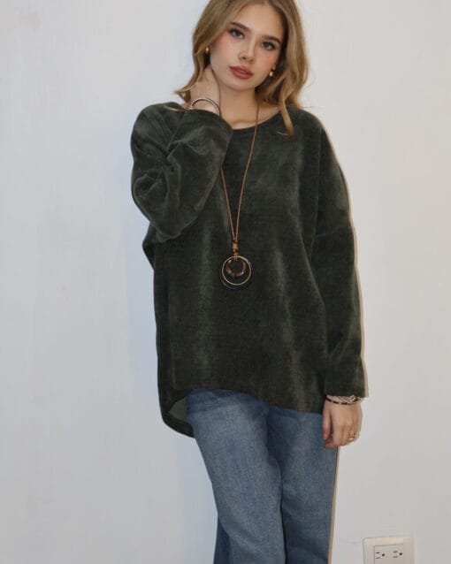Blusa de pana verde con collar