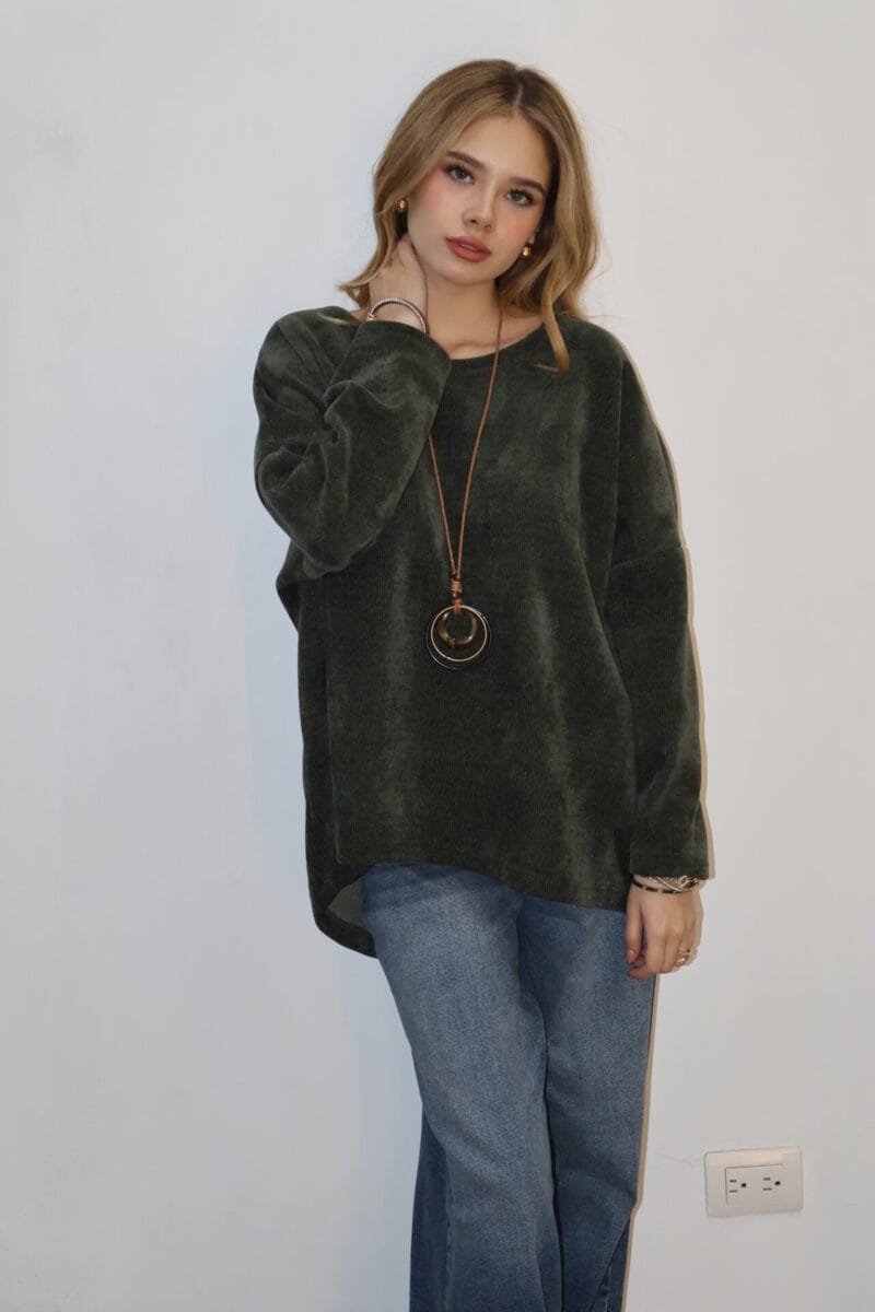 Blusa de pana verde con collar