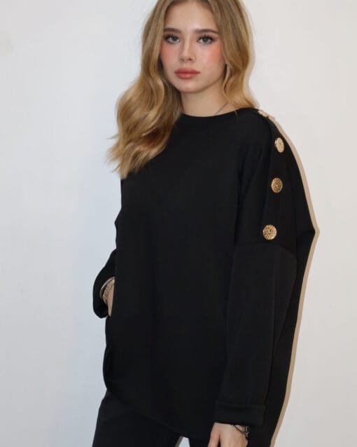 Blusa lisa negra con detalles dorados