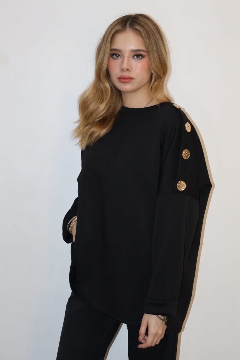 Blusa lisa negra con detalles dorados