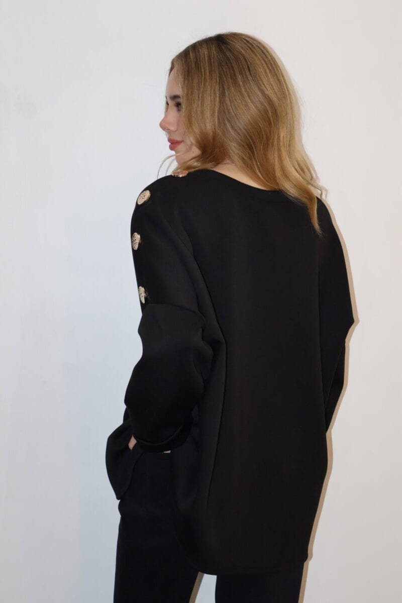 Blusa lisa negra con detalles dorados - Image 3