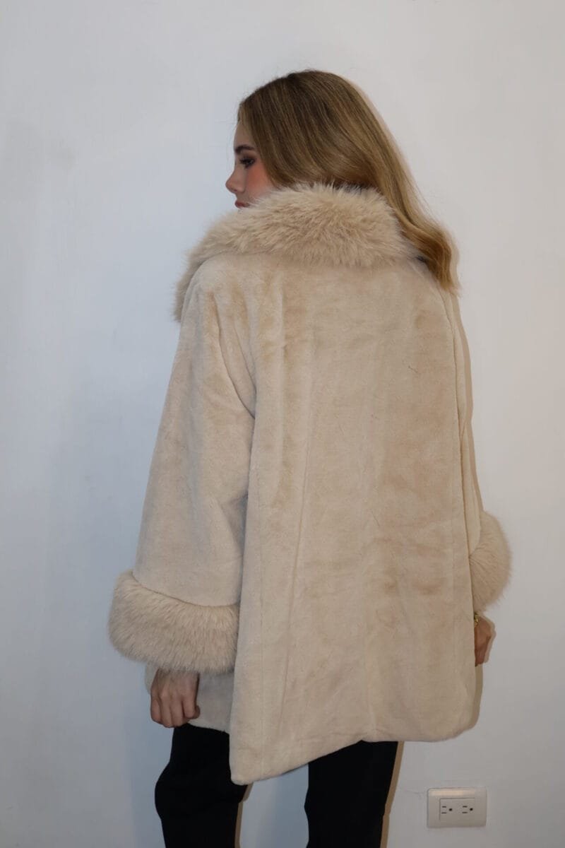Abrigo faux fur beige con peluche en cuello y mangas - Image 3