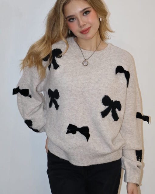 sueter gris con moños