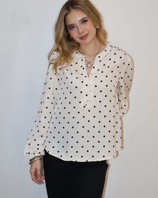 Blusa polka dots beige con negro