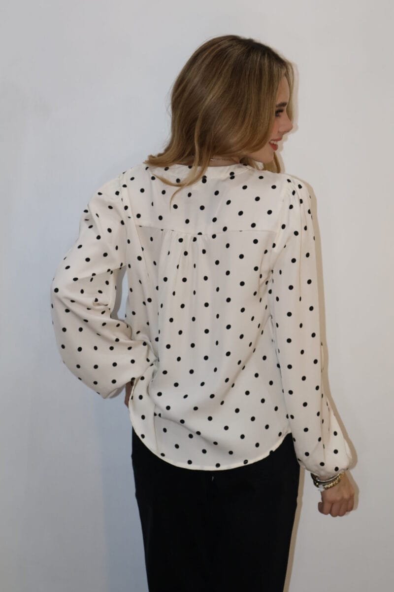 Blusa polka dots beige con negro - Image 3