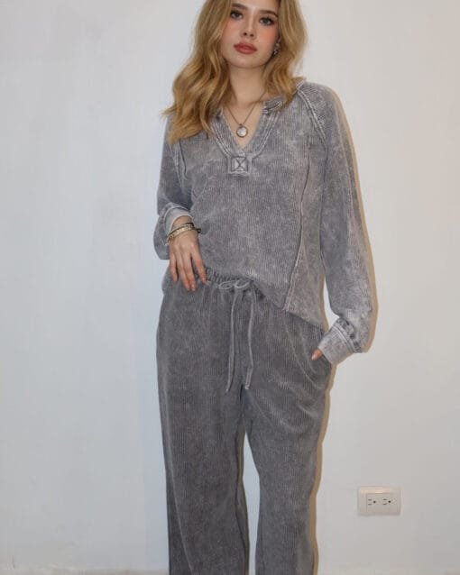 Set de pants gris con cuello V