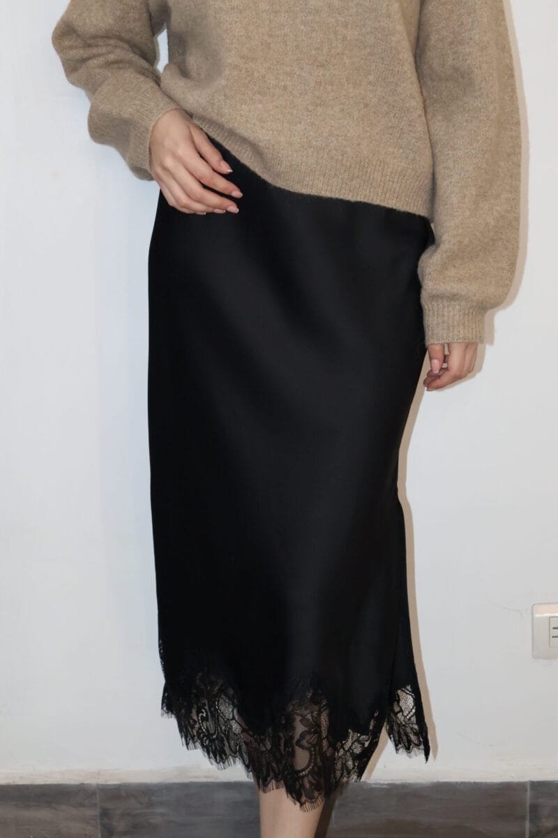 Falda midi negra con detalle de encaje - Image 3