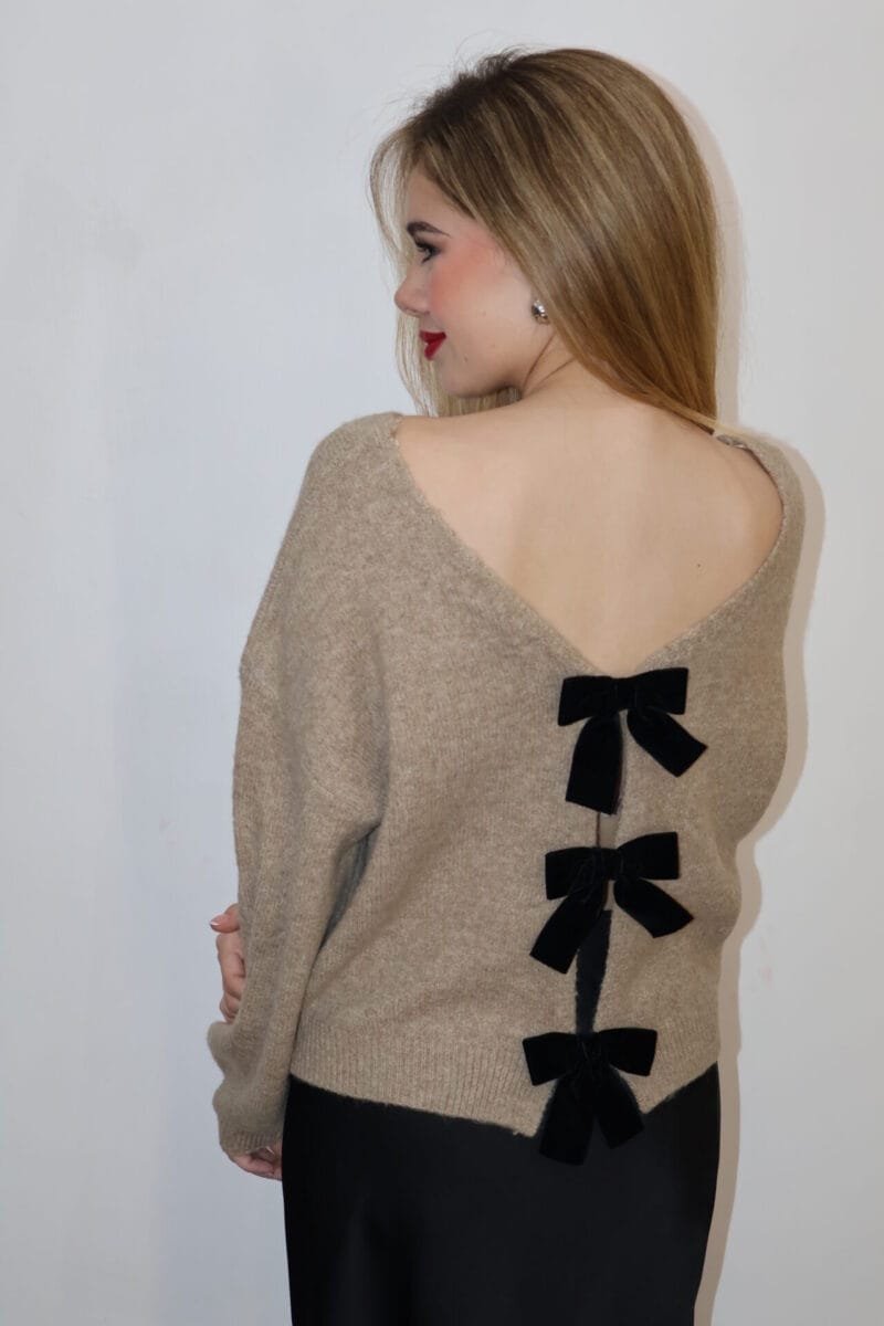 Suéter nude con detalles de moños negros - Image 4